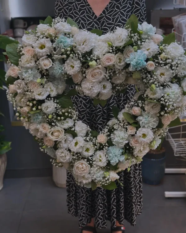 Aranjament funerar în formă de inimă