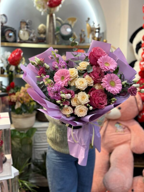 Buchet în nuanțe de mov și crem