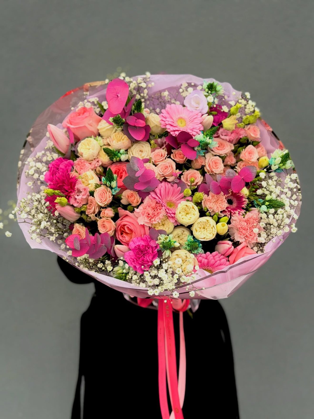 Buchet voluminos în nuanțe de roz și piersică