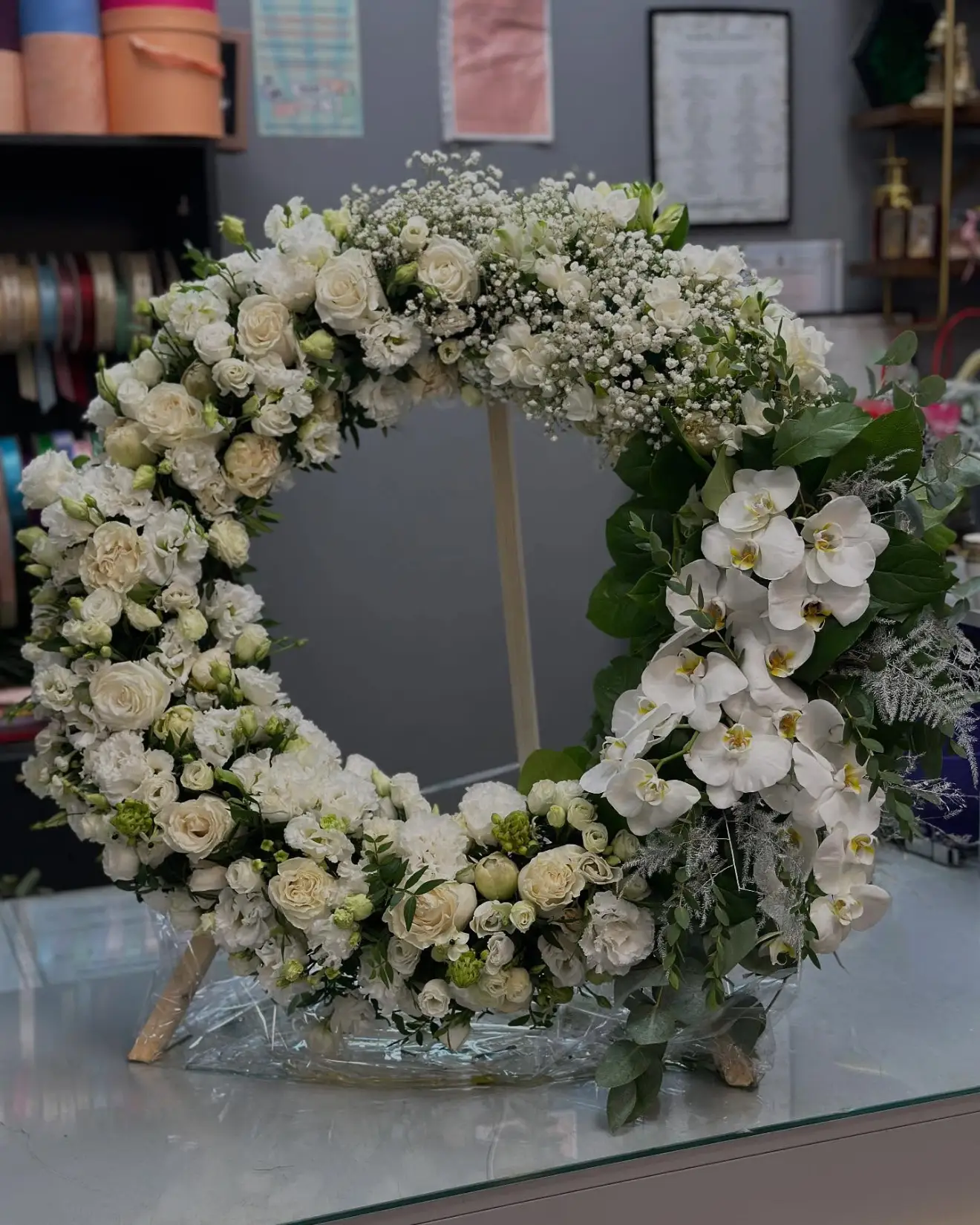 Coroană funerară cu flori albe și orhidee