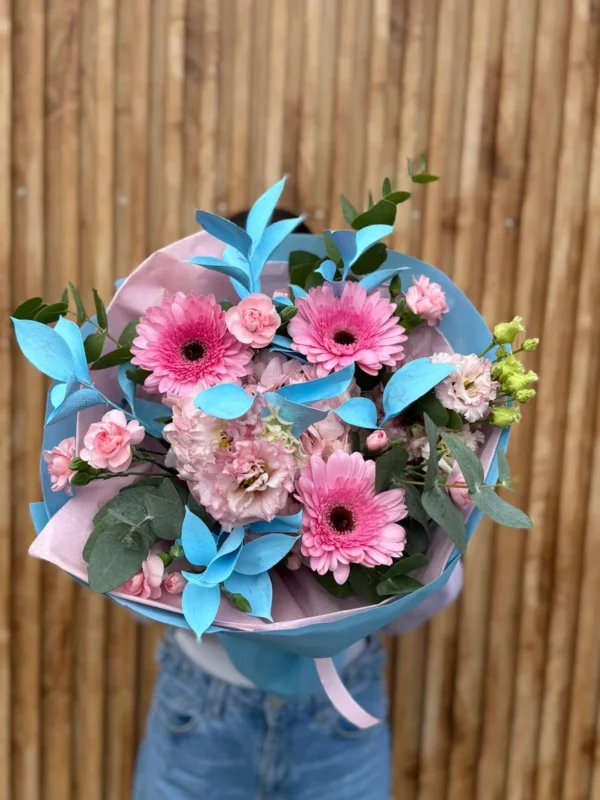 Buchet cu gerbera roz, eustoma și mini trandafiri