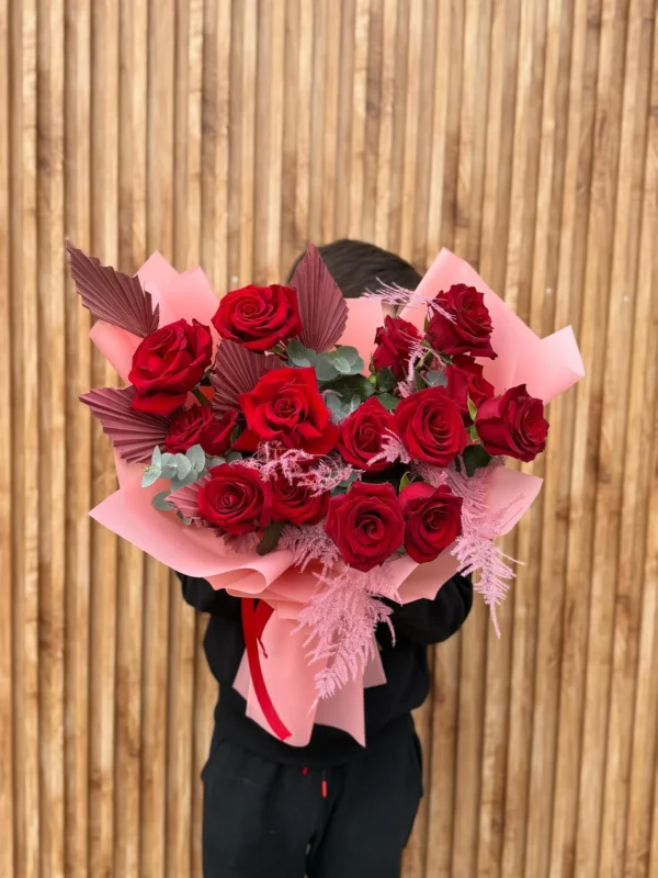 Buchet cu trandafiri roșii și astilbe roz