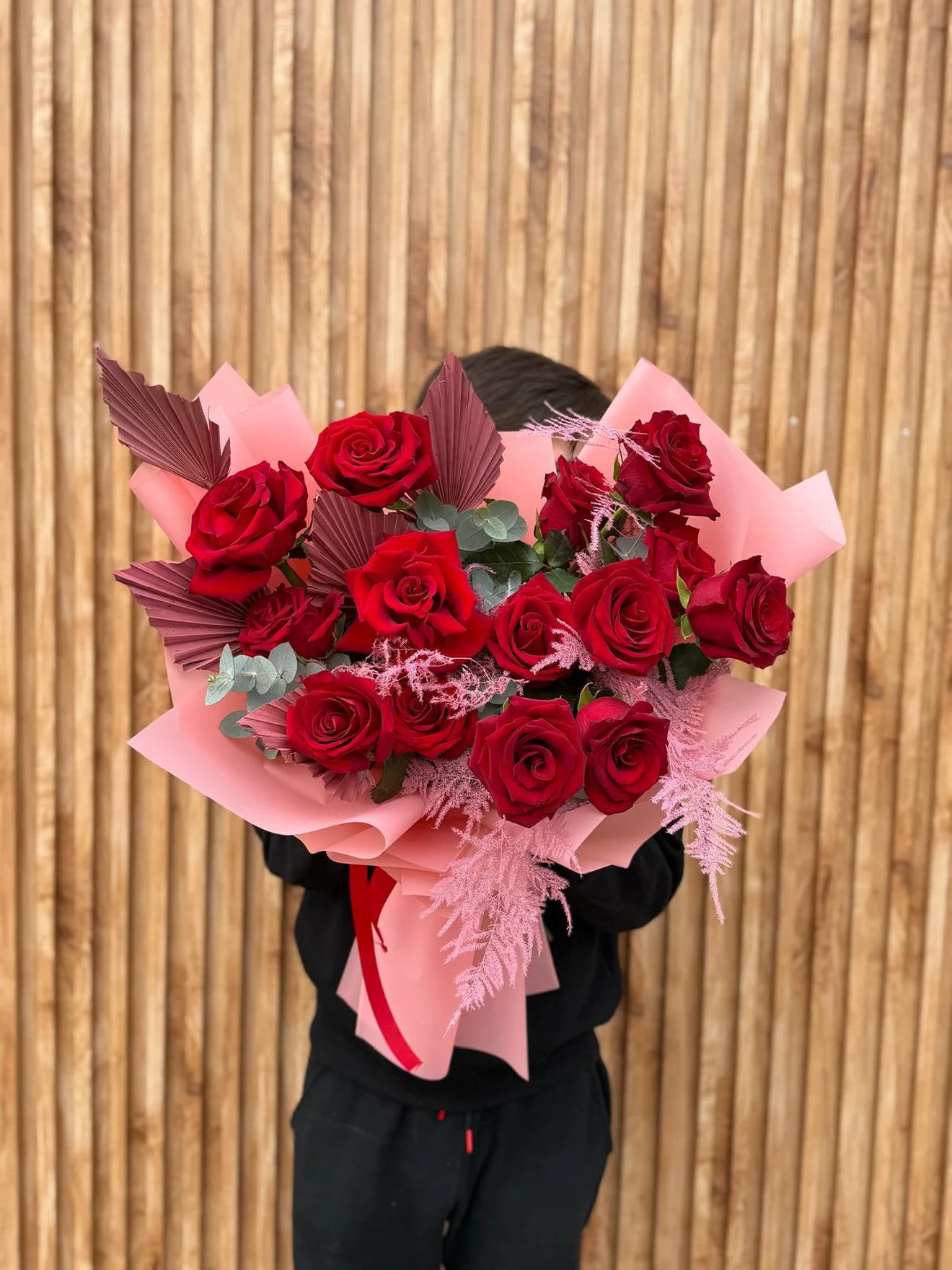 Buchet cu trandafiri roșii și astilbe roz