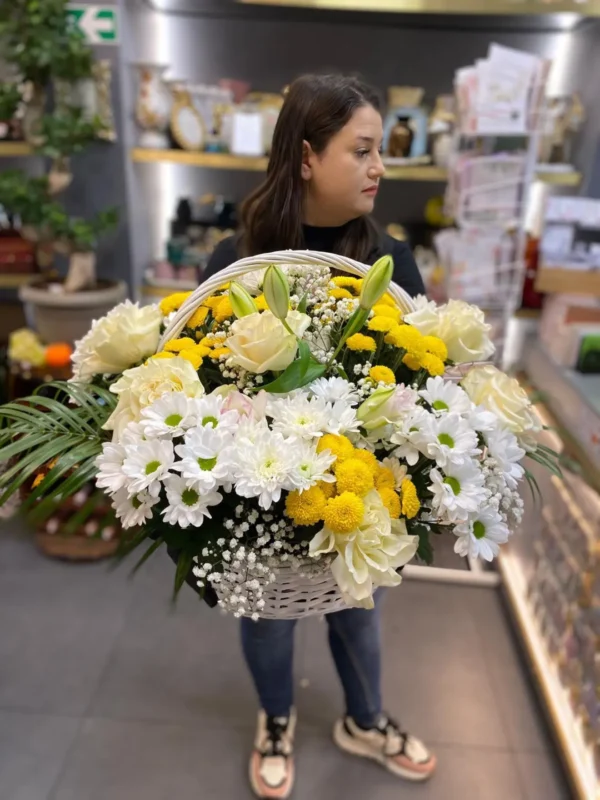 Aranjament funerar cu flori albe și galbene