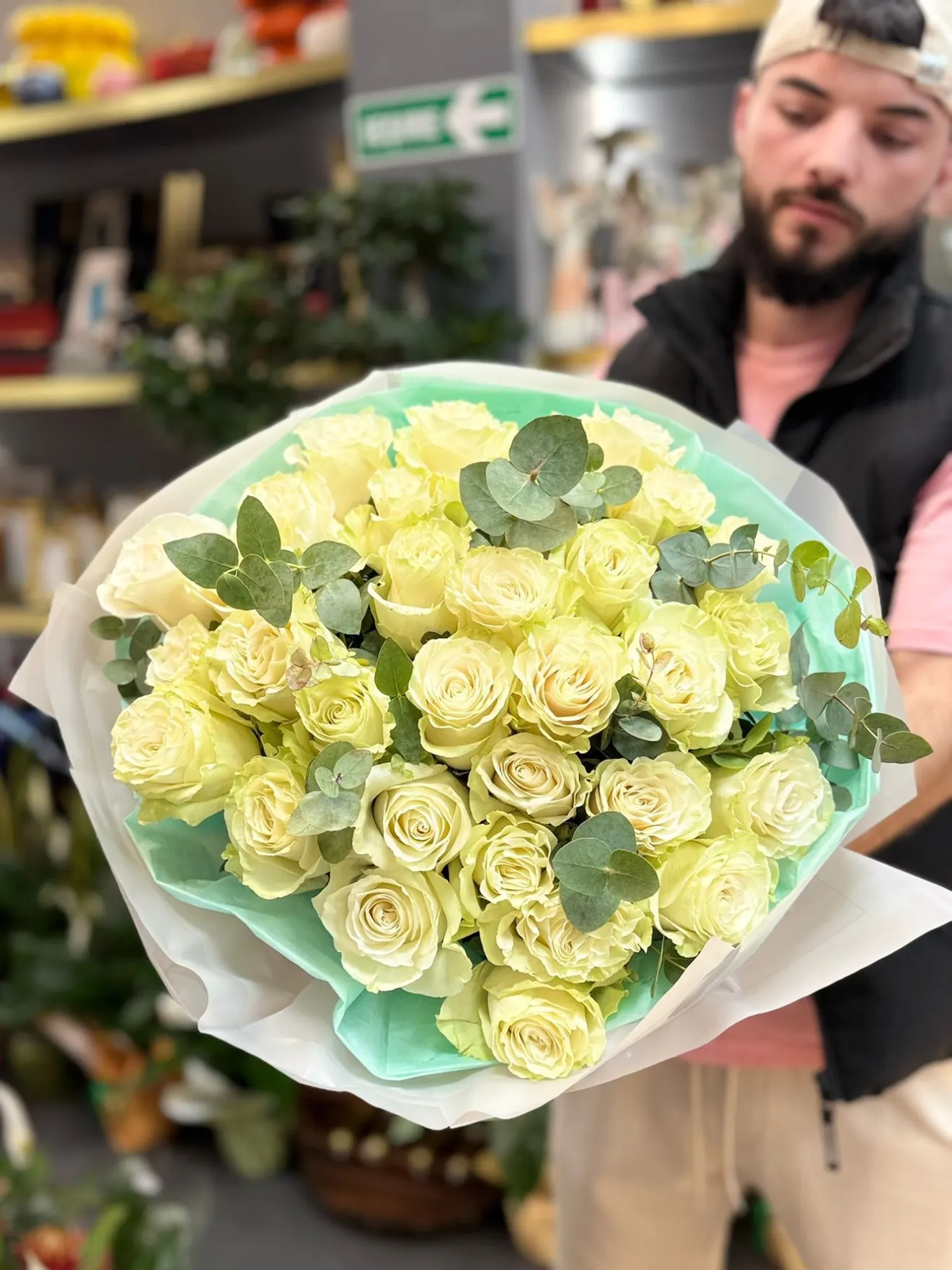 Buchet cu trandafiri albi și eucalipt