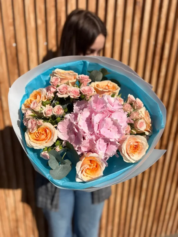 Buchet în nuanțe de piersică cu ambalaj ciel