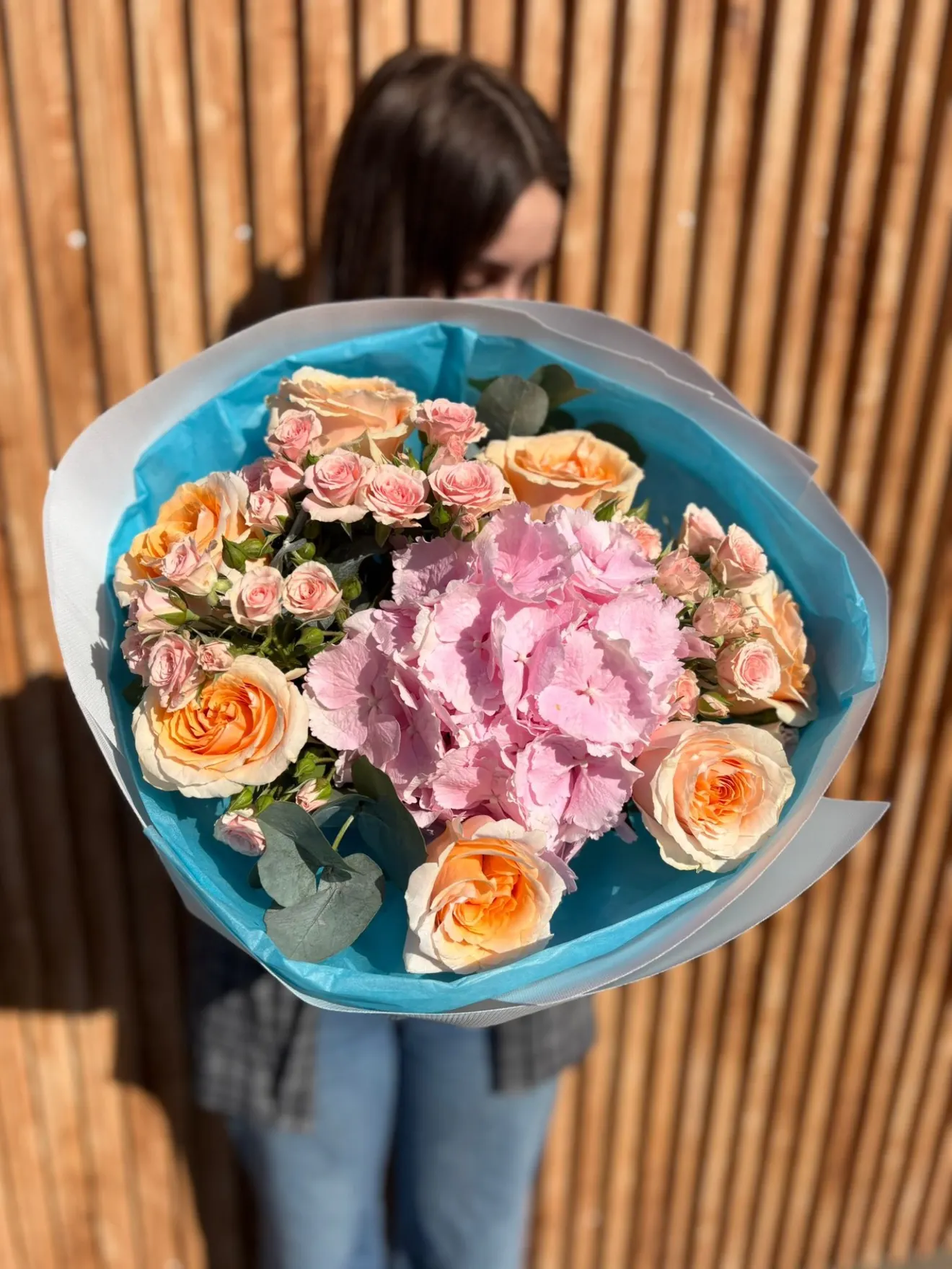 Buchet în nuanțe de piersică cu ambalaj ciel