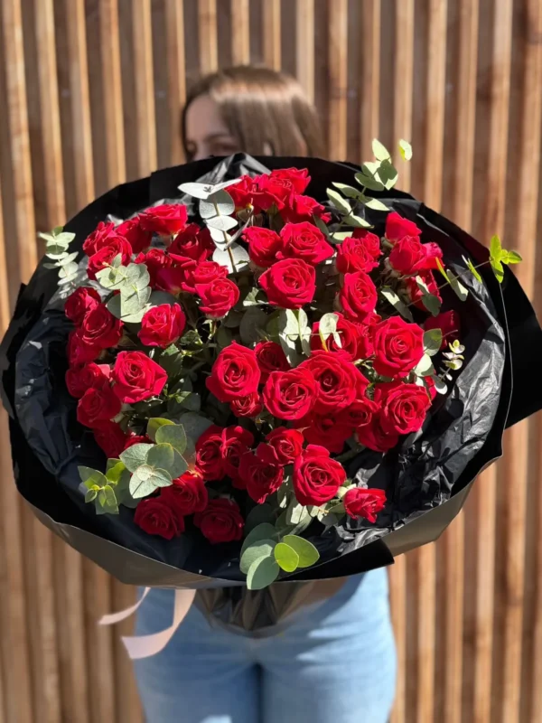 Buchet intens roșu cu ambalaj negru