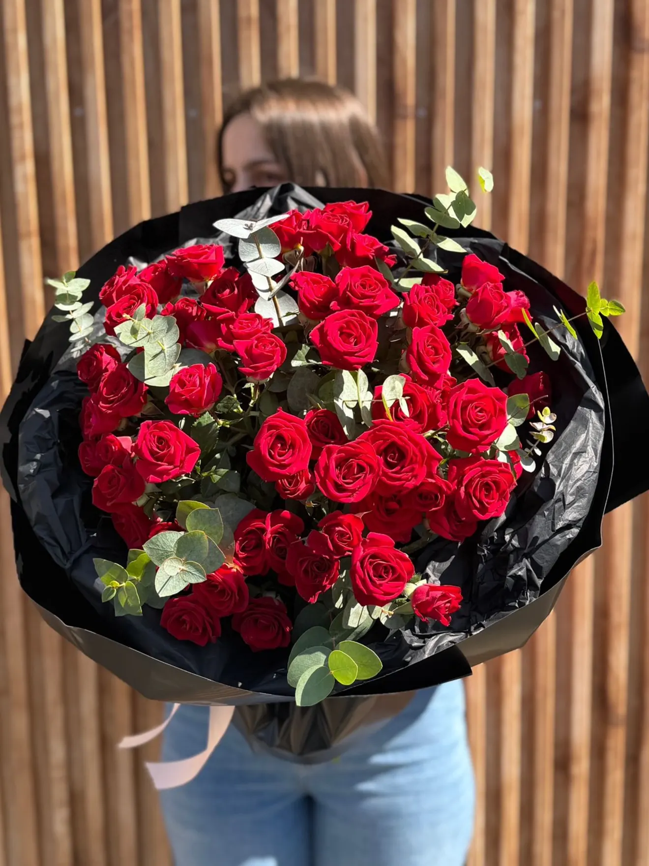Buchet intens roșu cu ambalaj negru