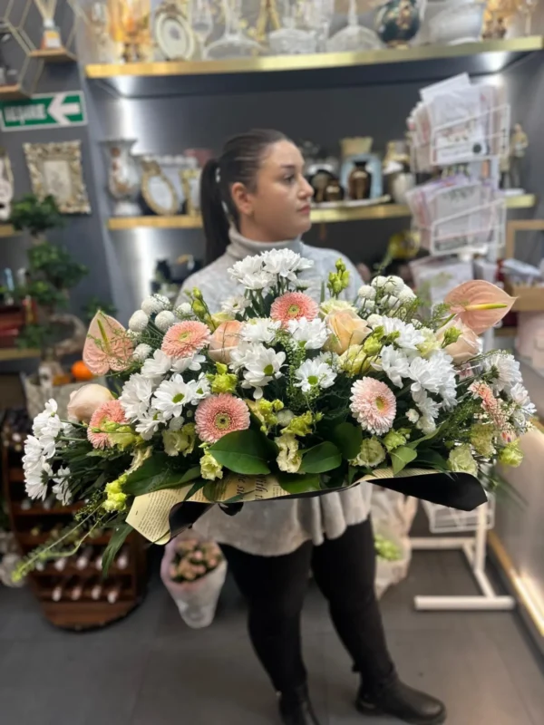 Jerbă funerară cu gerbera, crizanteme, anthurium