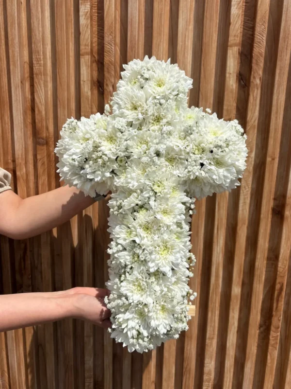 Cruce funerară cu flori albe