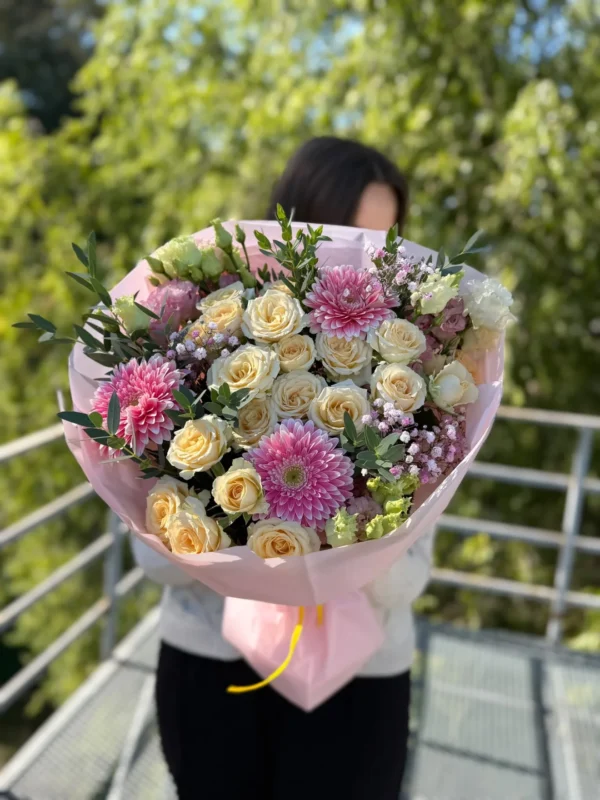 Buchet cu trandafiri și gerbera